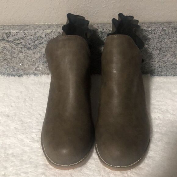 Unbranded Chunky Heel Cutout Ankle Booties Size 39 or 8 1/2 - Picture 3 of 6